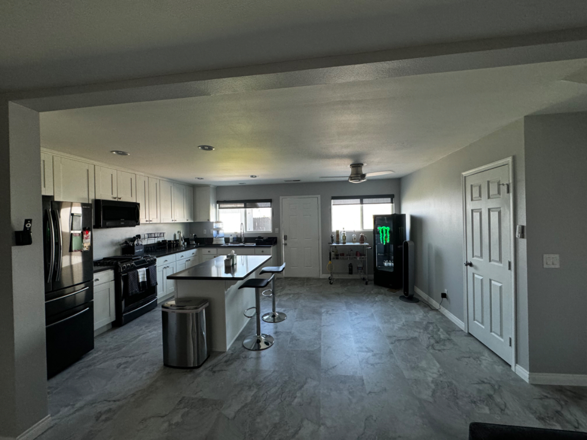 Comfortable 3BR Home w/ Hot Tub, EV Charging & Spacious Backyard - Photo 2