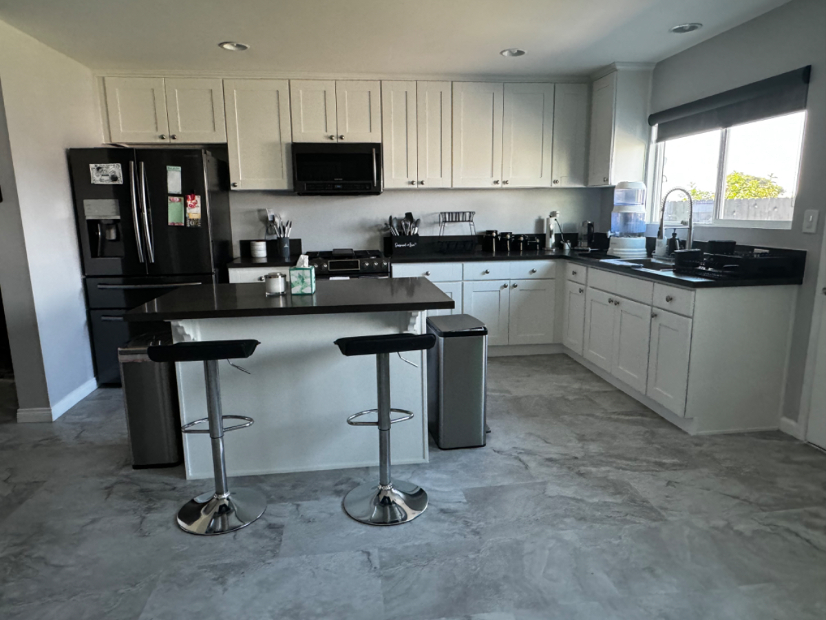 Comfortable 3BR Home w/ Hot Tub, EV Charging & Spacious Backyard - Photo 3