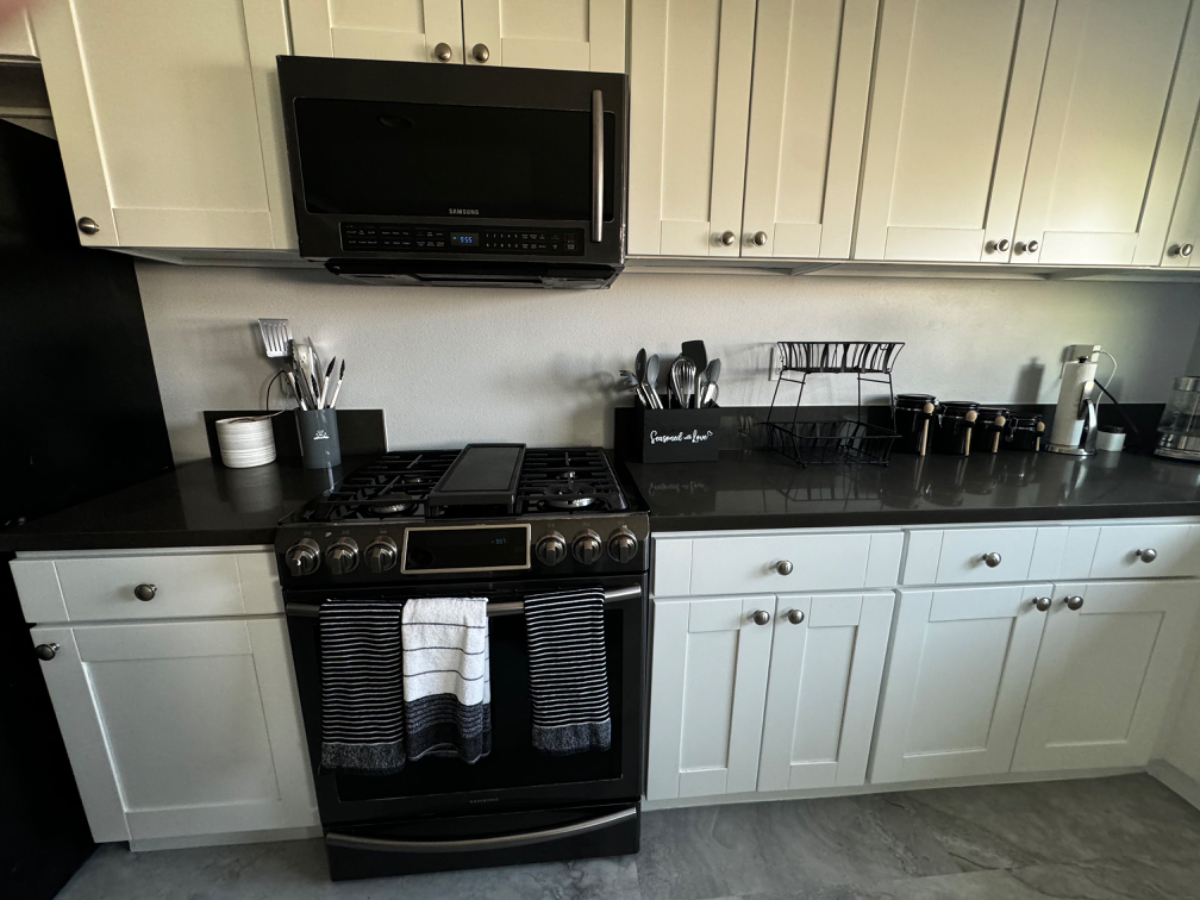 Comfortable 3BR Home w/ Hot Tub, EV Charging & Spacious Backyard - Photo 5