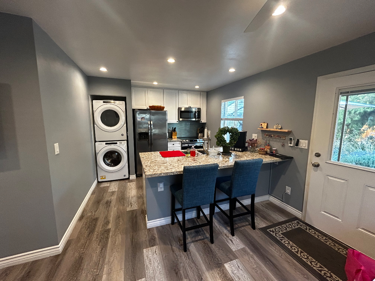 Spacious One-Bedroom Guest House with Modern Amenities - Photo 2
