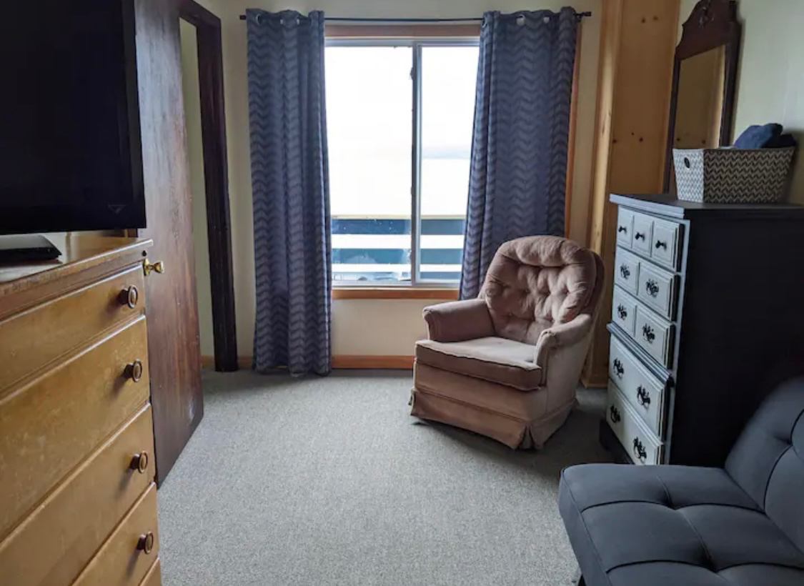 Charming 4-Bedroom Lake House with 150 ft Lake Frontage - Photo 7