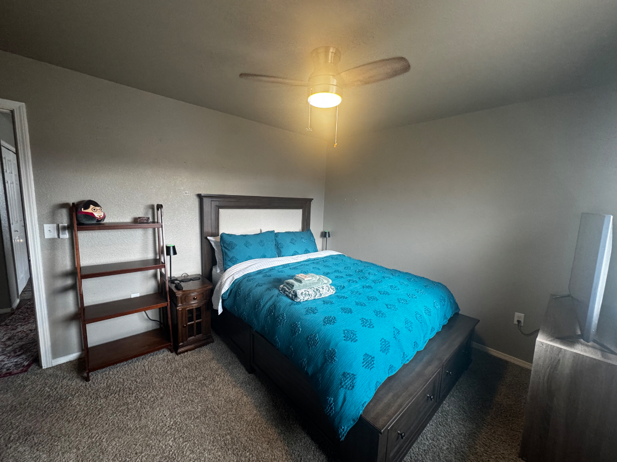 Clean, Cozy, (Queen) Bed and private Bath in Large Spacious House