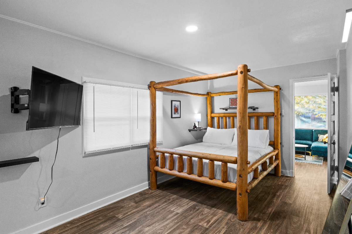 Modern One Bedroom near Downtown - Photo 3