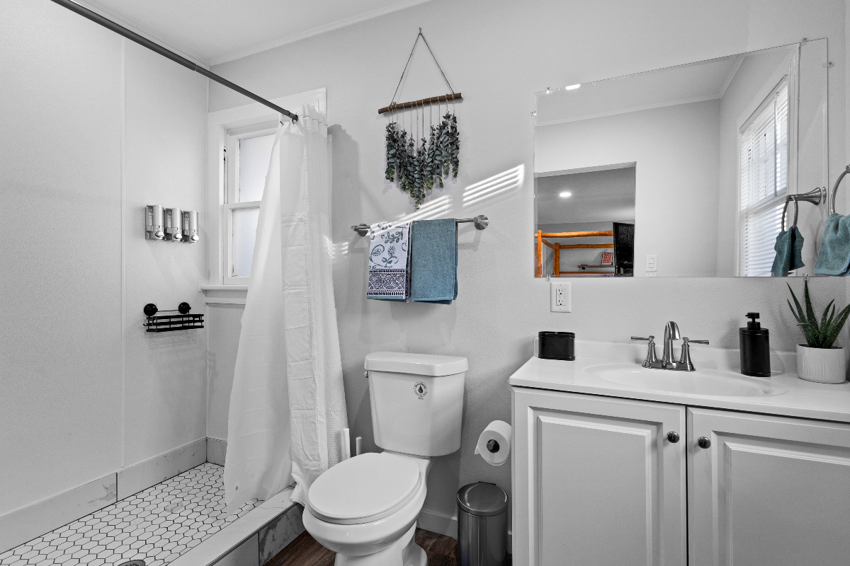 Modern One Bedroom near Downtown - Photo 5