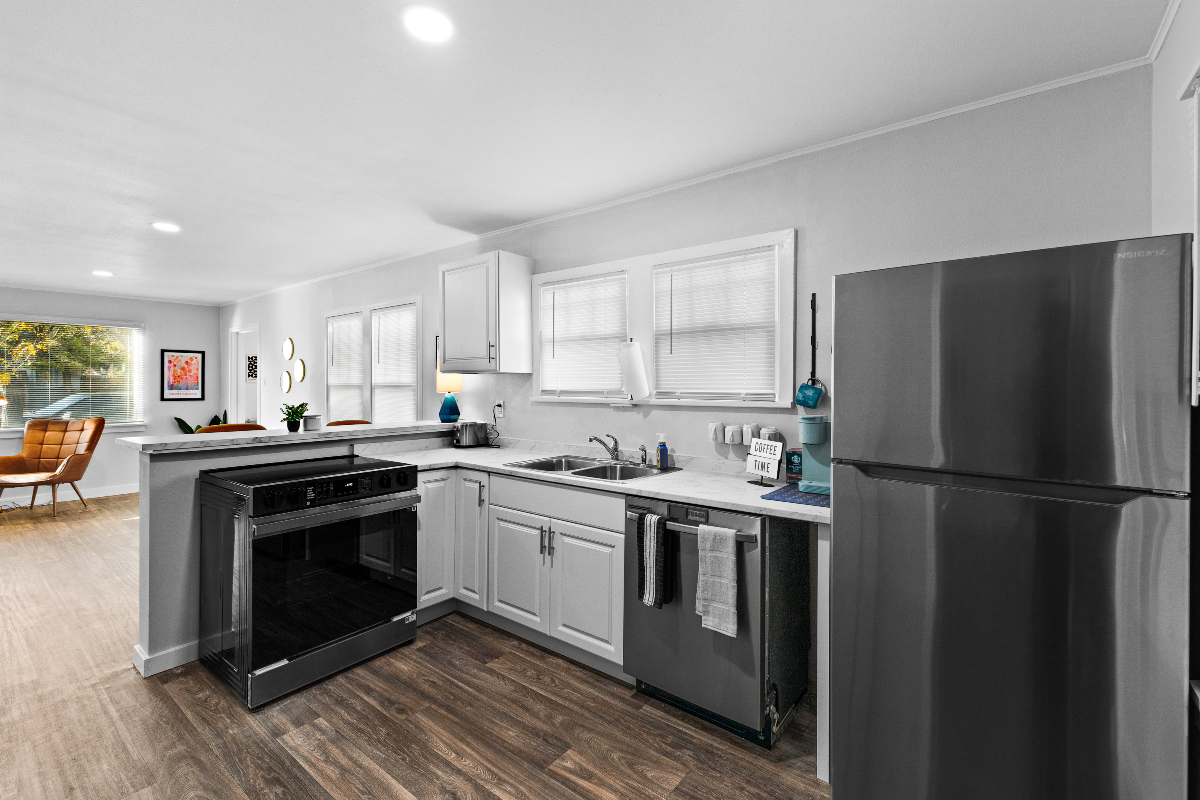 Modern One Bedroom near Downtown - Photo 2