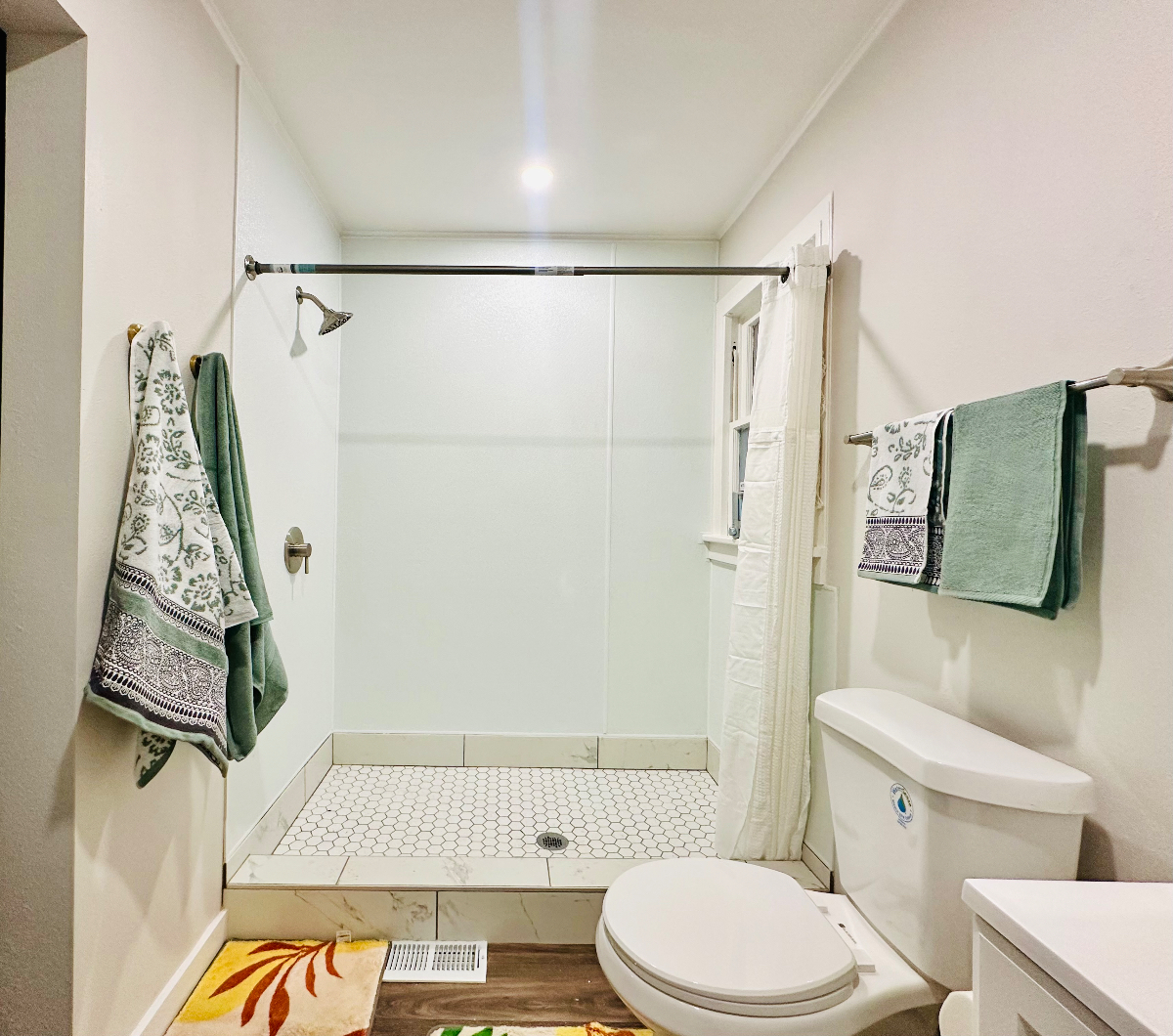 Modern One Bedroom near Downtown - Photo 9