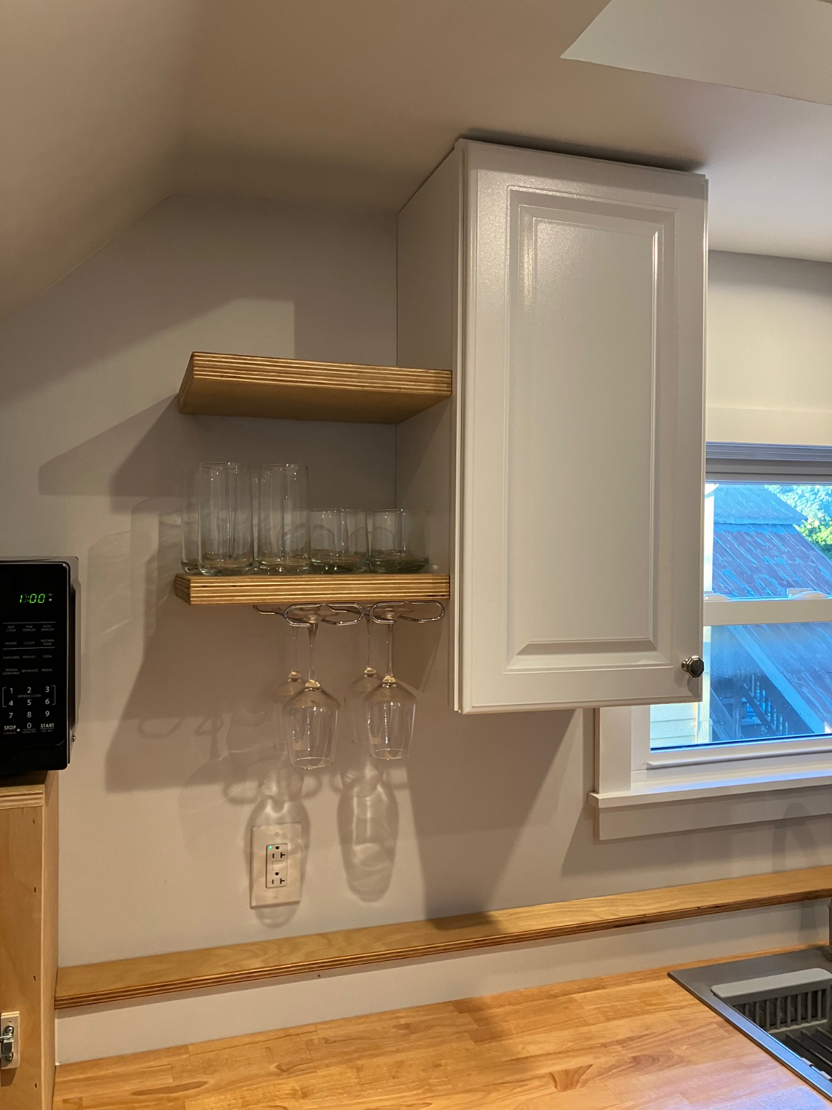 2 Bedroom Upstairs Apartment - Photo 3