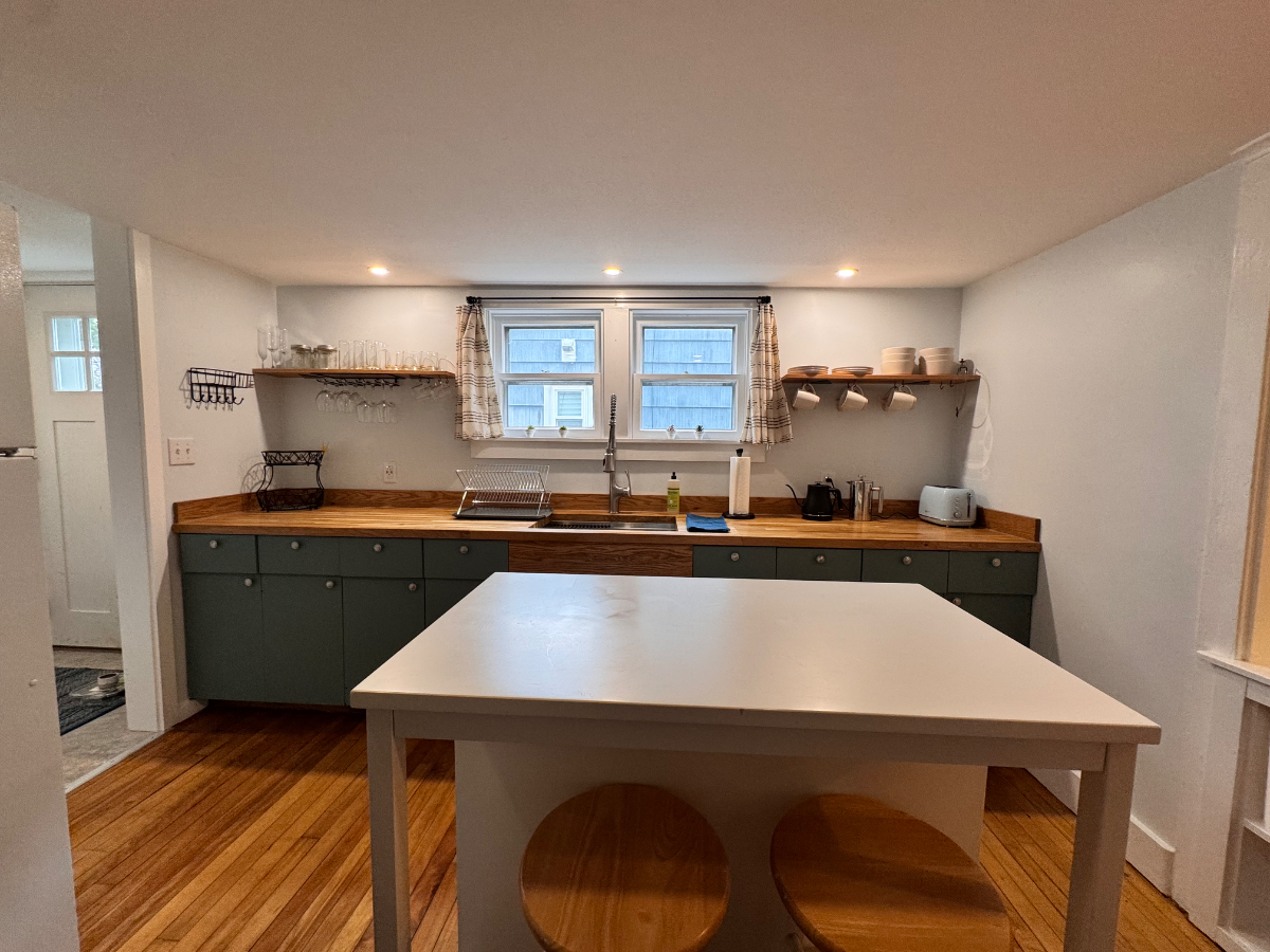 2 Bedroom Upstairs Apartment - Photo 2