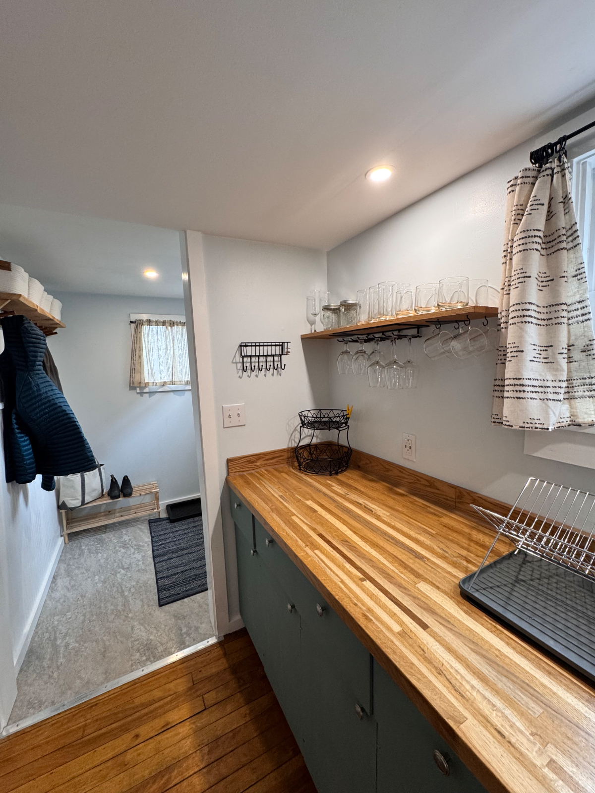 2 Bedroom Upstairs Apartment - Photo 3