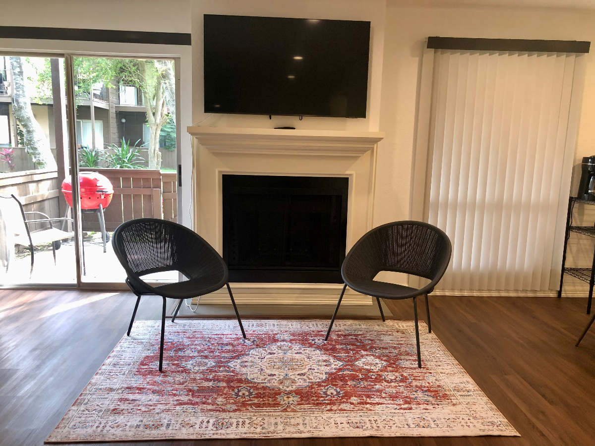 Bright & Spacious Condo W/Pool in Central Location - Photo 4