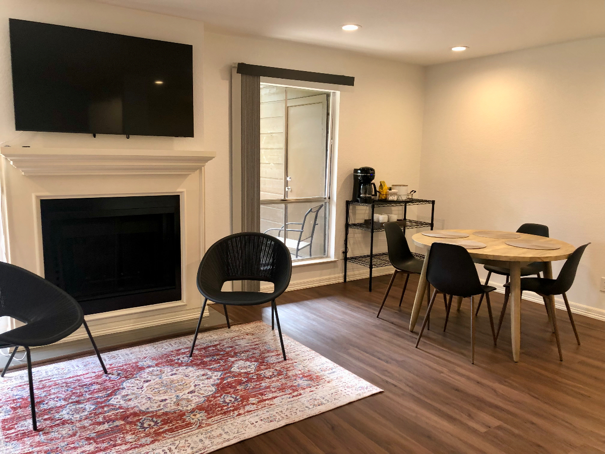 Bright & Spacious Condo W/Pool in Central Location - Photo 3