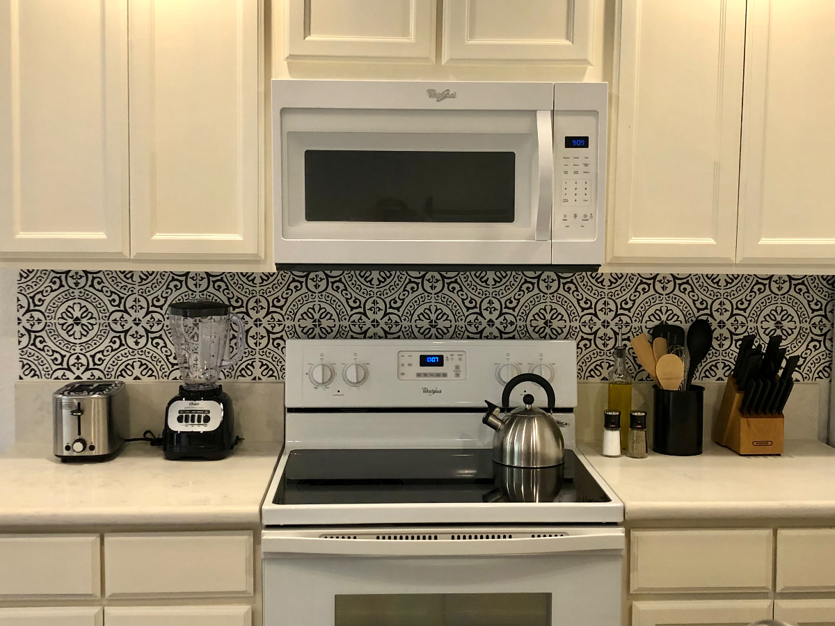 Bright & Spacious Condo W/Pool in Central Location - Photo 8