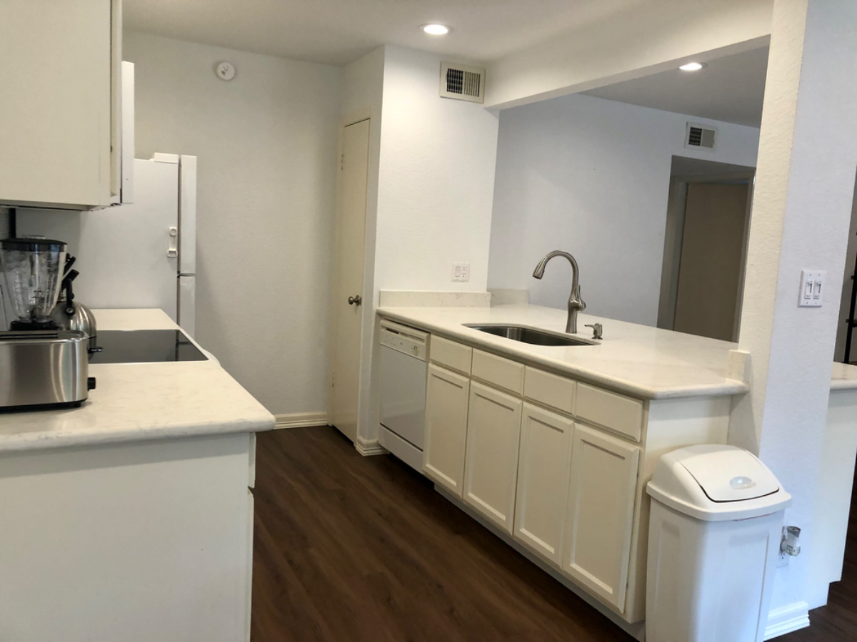 Bright & Spacious Condo W/Pool in Central Location - Photo 9