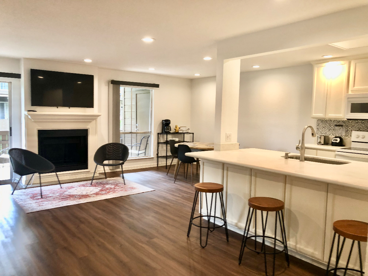 Bright & Spacious Condo W/Pool in Central Location - Photo 2