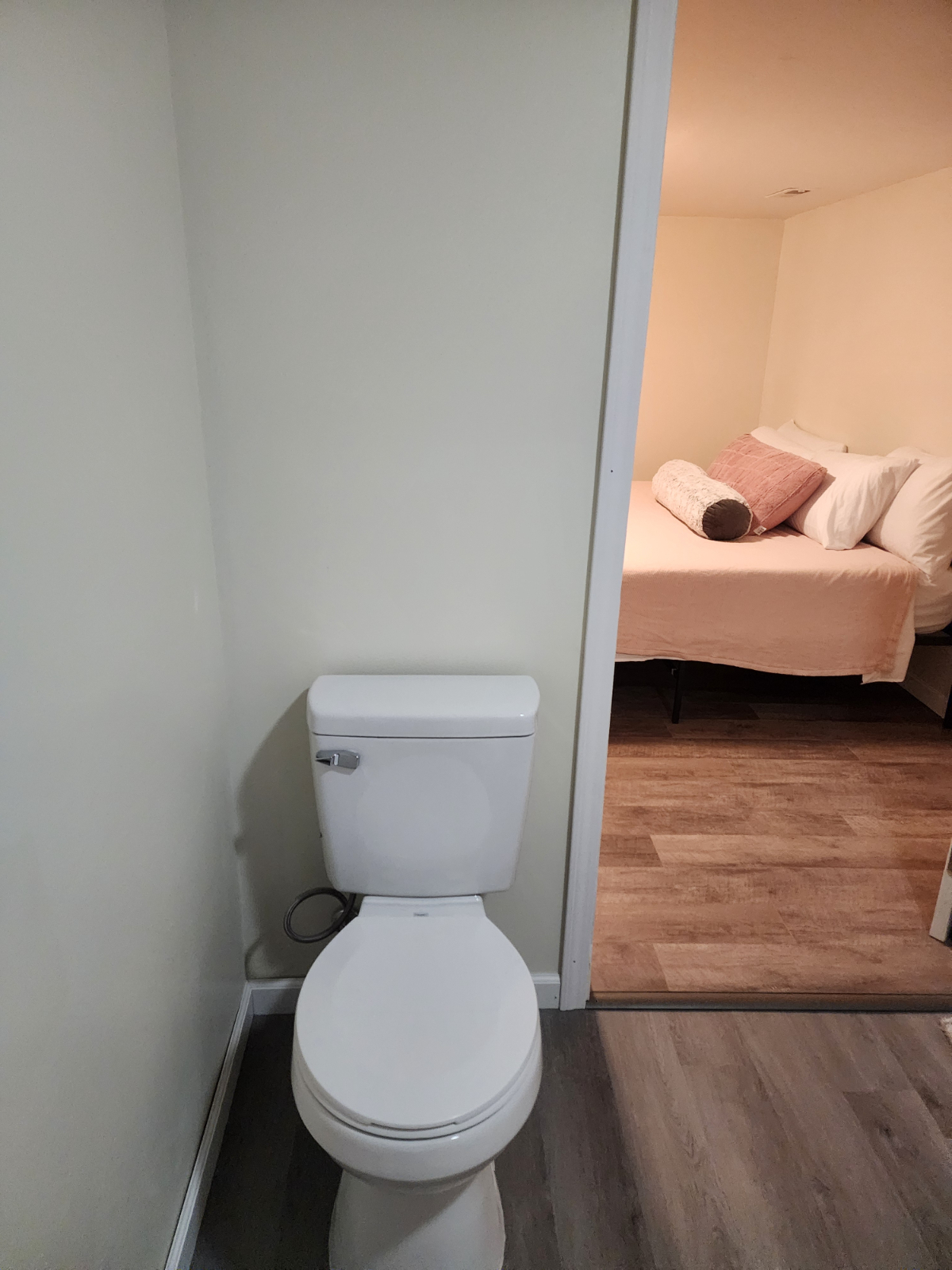 2/2, Whole house, fully renovated, pet friendly, small yard, corner lot - Photo 3