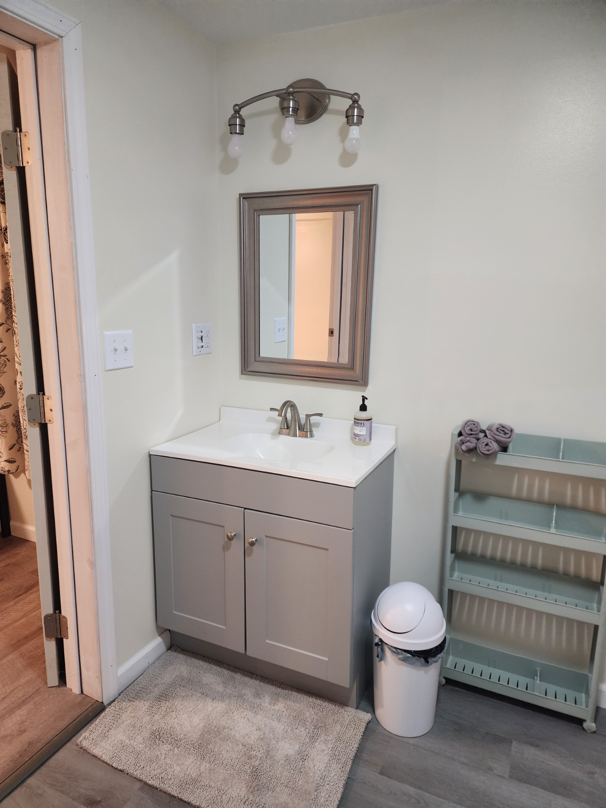 2/2, Whole house, fully renovated, pet friendly, small yard, corner lot - Photo 4