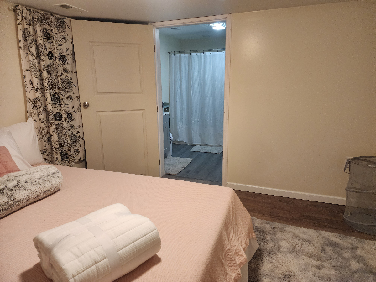 2/2, Whole house, fully renovated, pet friendly, small yard, corner lot - Photo 5