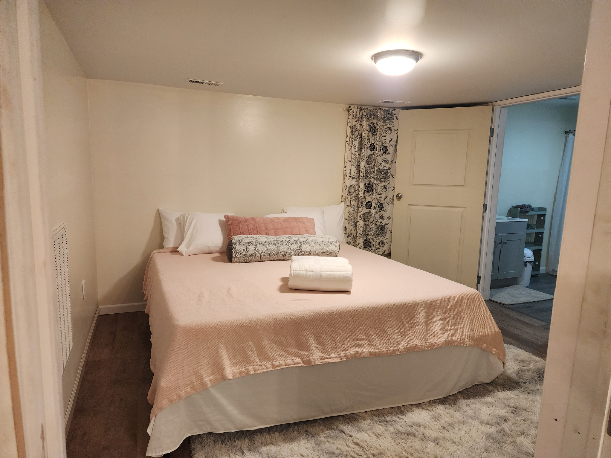 2/2, Whole house, fully renovated, pet friendly, small yard, corner lot - Photo 6