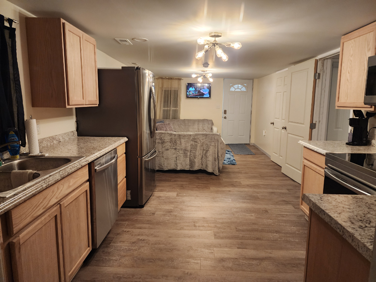 2/2, Whole house, fully renovated, pet friendly, small yard, corner lot - Photo 1