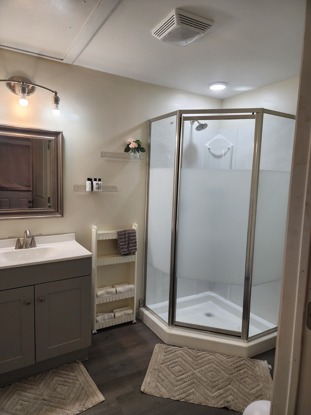 2/2, Whole house, fully renovated, pet friendly, small yard, corner lot - Photo 7