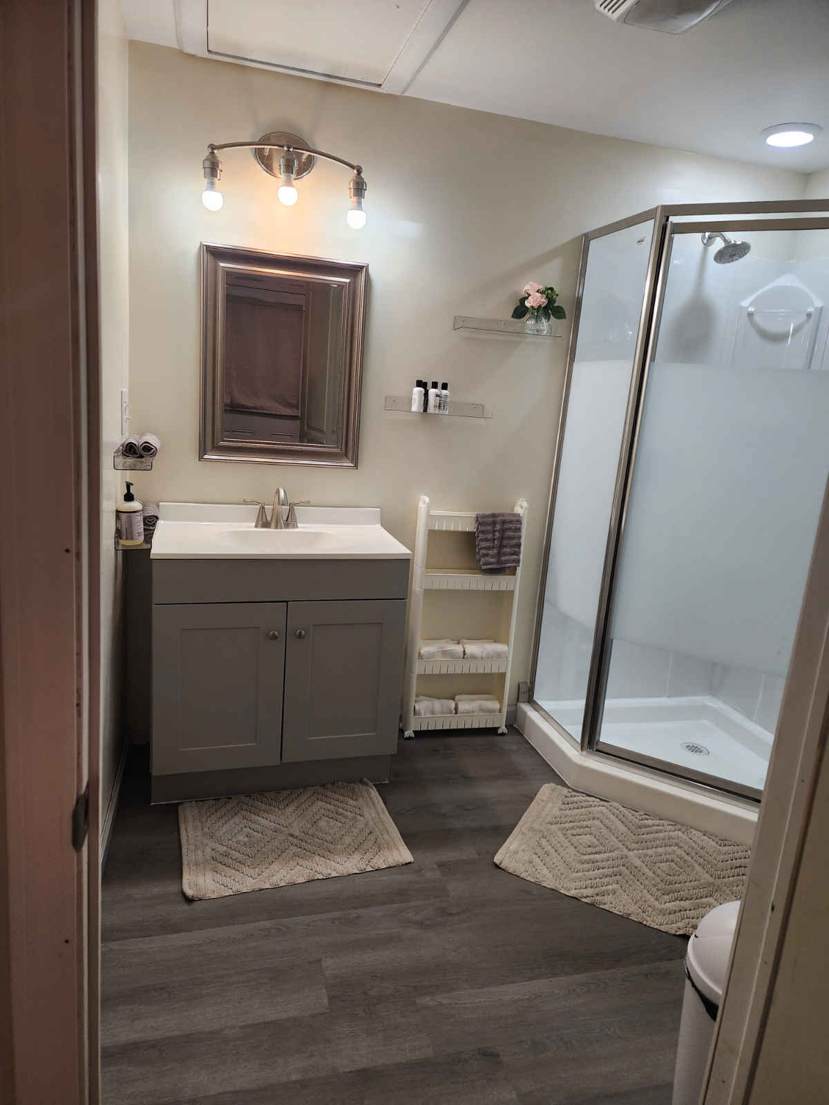 2/2, Whole house, fully renovated, pet friendly, small yard, corner lot - Photo 10