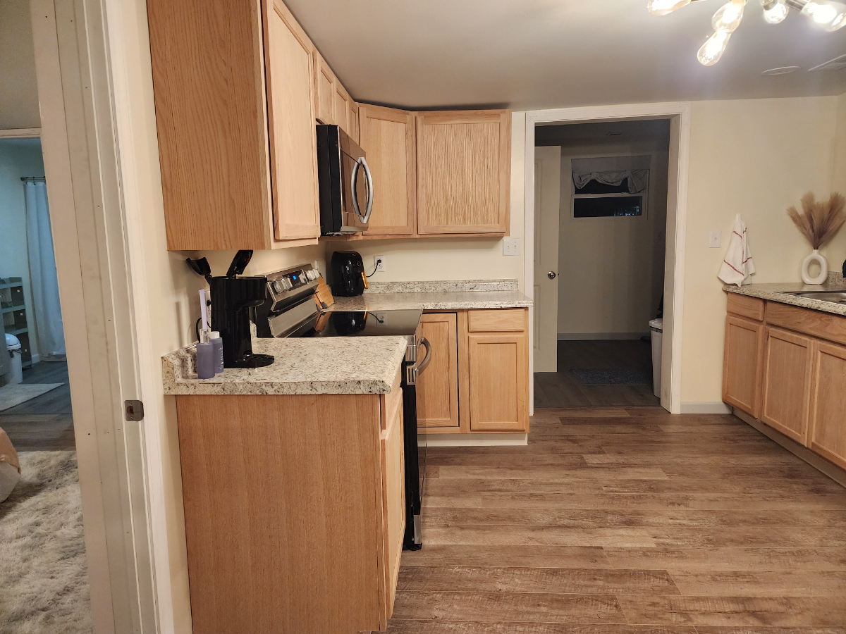 2/2, Whole house, fully renovated, pet friendly, small yard, corner lot - Photo 12
