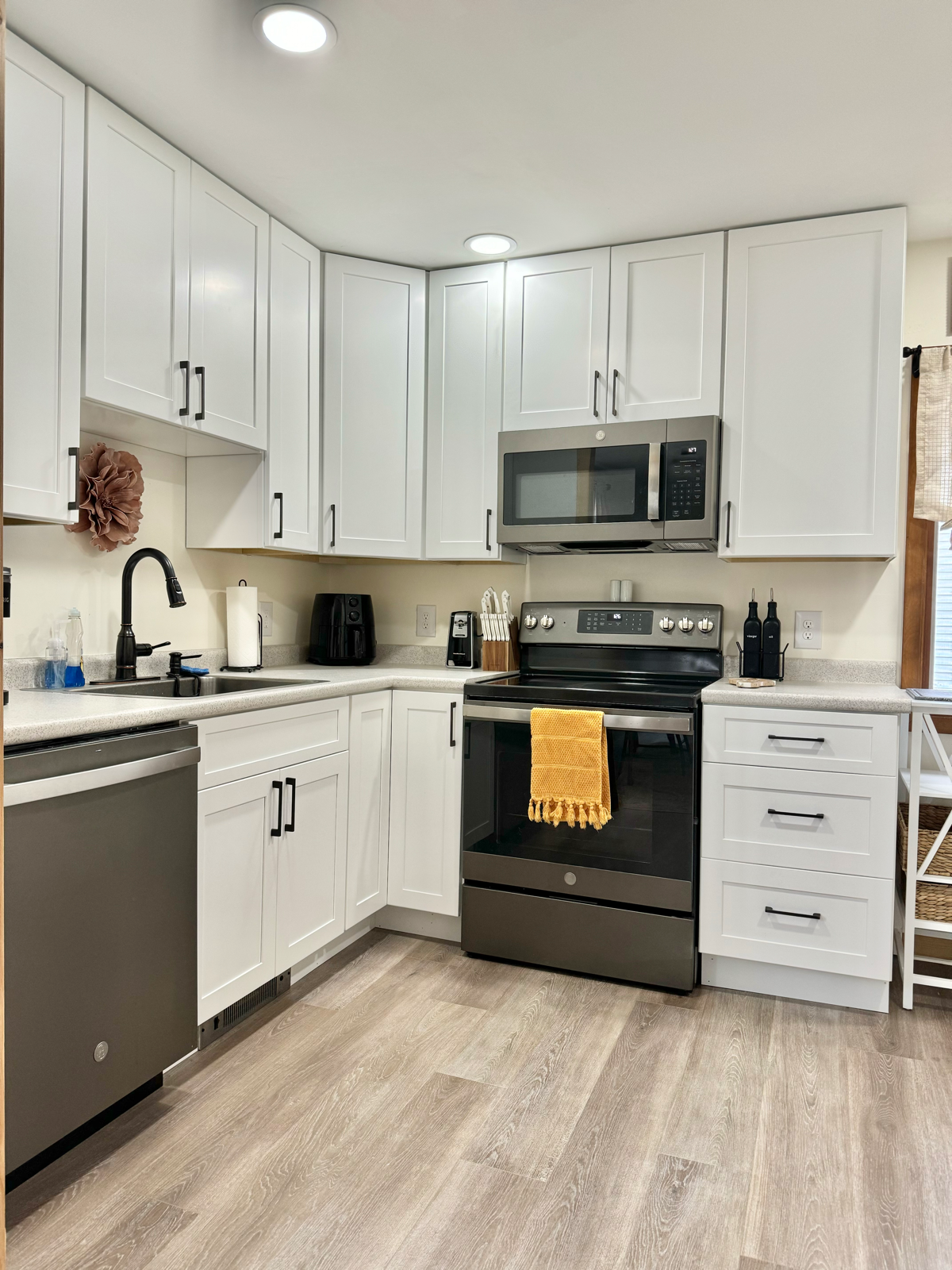 Beautiful 2 Bedroom Apt Overlooking Lake Champlain - Photo 1
