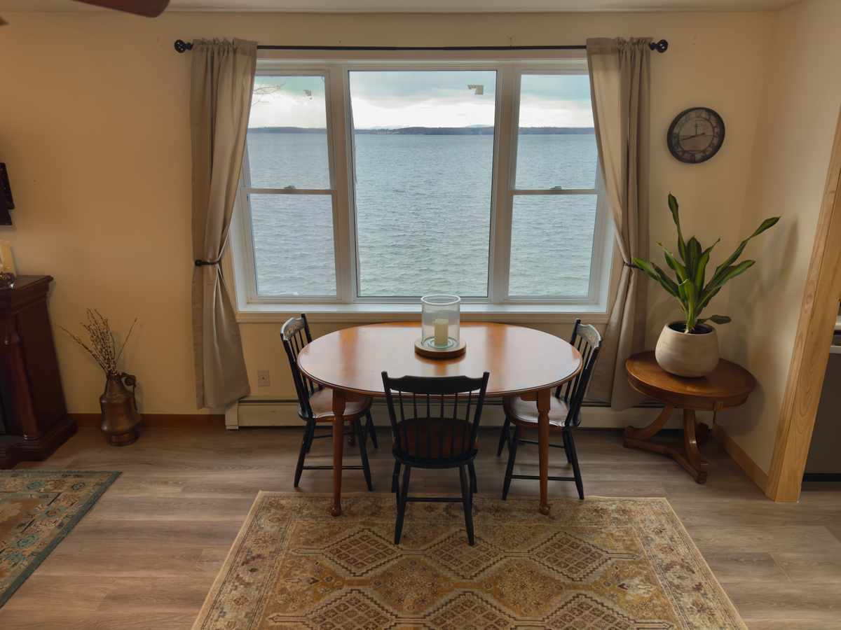 Beautiful 2 Bedroom Apt Overlooking Lake Champlain - Photo 2