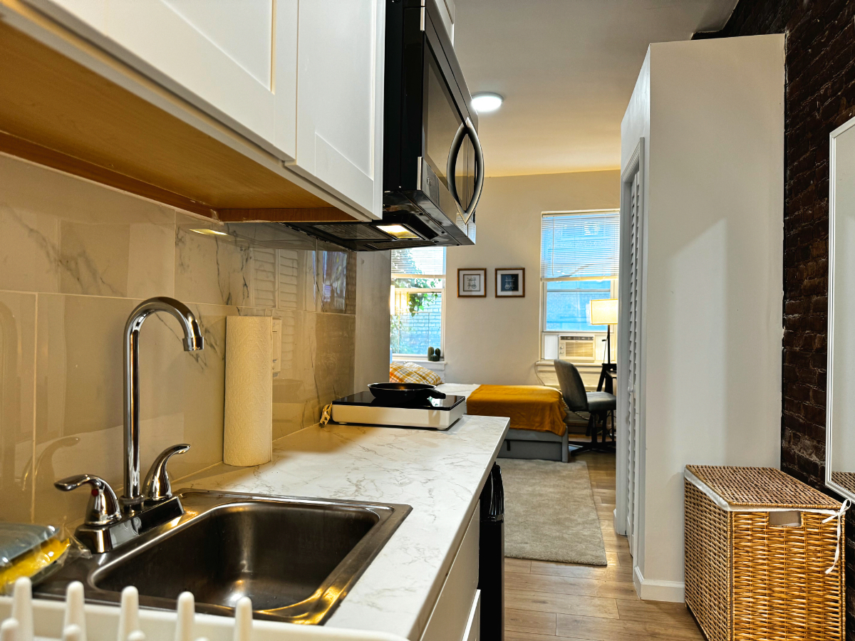 312 E 51st St - Photo 2