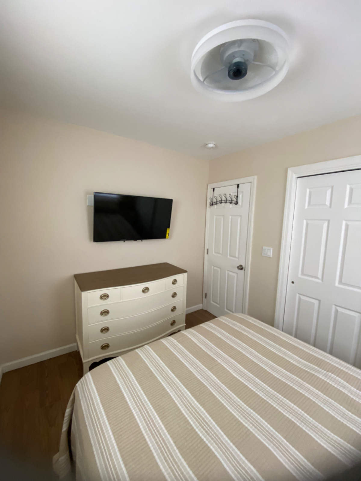 Two bedroom  Newly renovated waterfront Private home - Photo 6