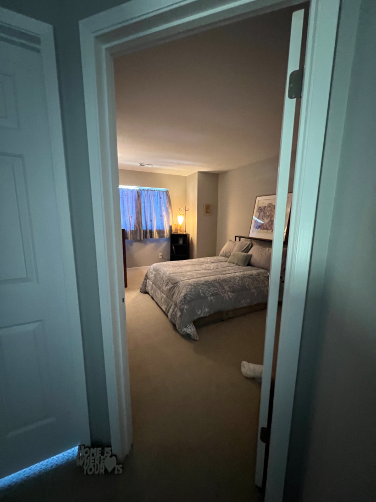 Windsor's Hidden Gem Inviting Second-Story Room with Ultimate Comfort, Hot Tub Bliss & Prime Location Near Attractions - Photo 2