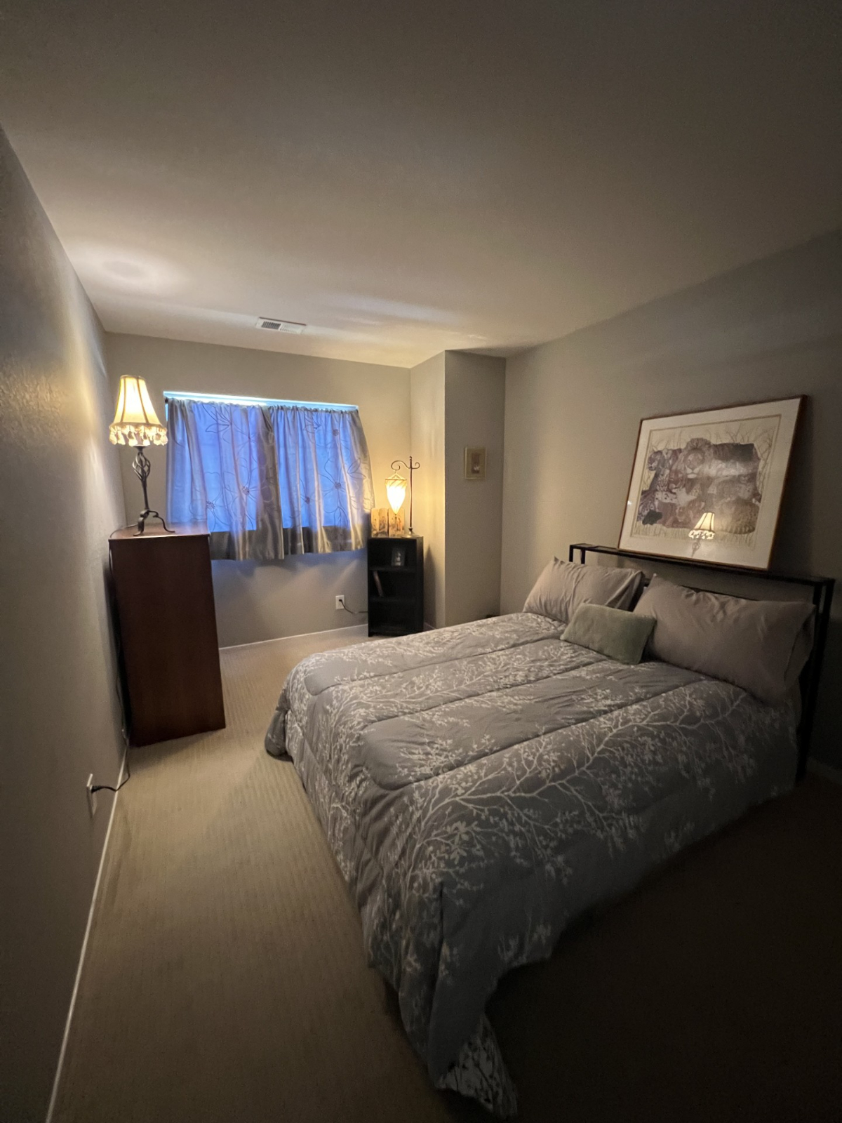 Windsor's Hidden Gem Inviting Second-Story Room with Ultimate Comfort, Hot Tub Bliss & Prime Location Near Attractions - Photo 3