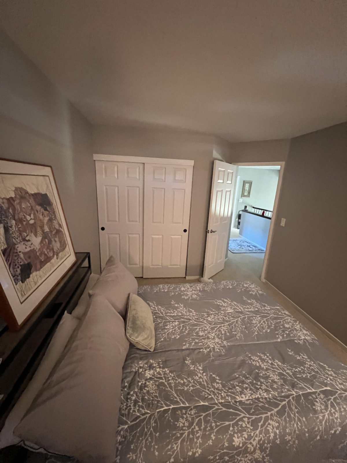 Windsor's Hidden Gem Inviting Second-Story Room with Ultimate Comfort, Hot Tub Bliss & Prime Location Near Attractions - Photo 5
