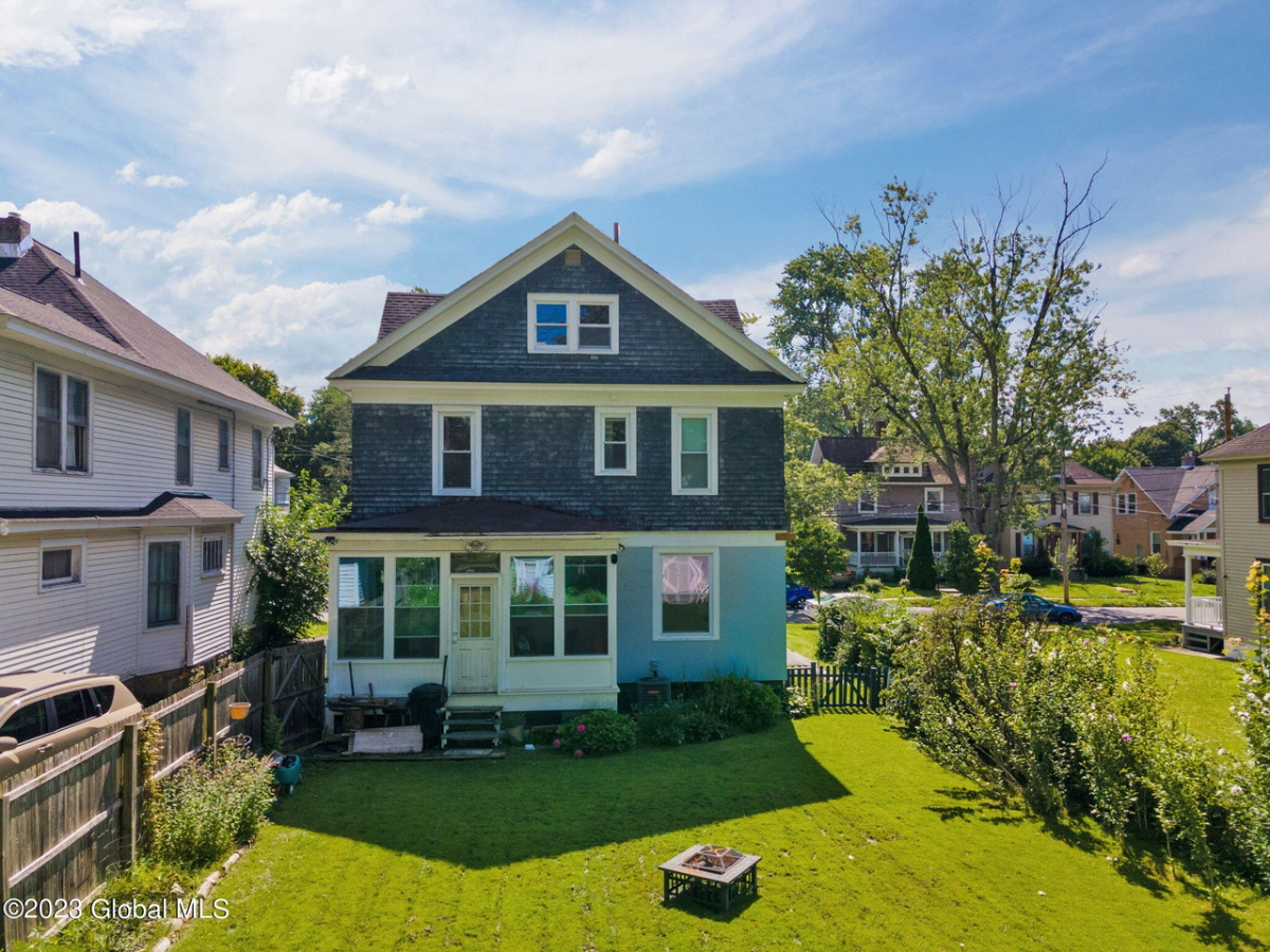 HUGE Victorian in Schenectady - 4 Bdrm/2 Bthrm, Pet Friendly Home - Photo 4