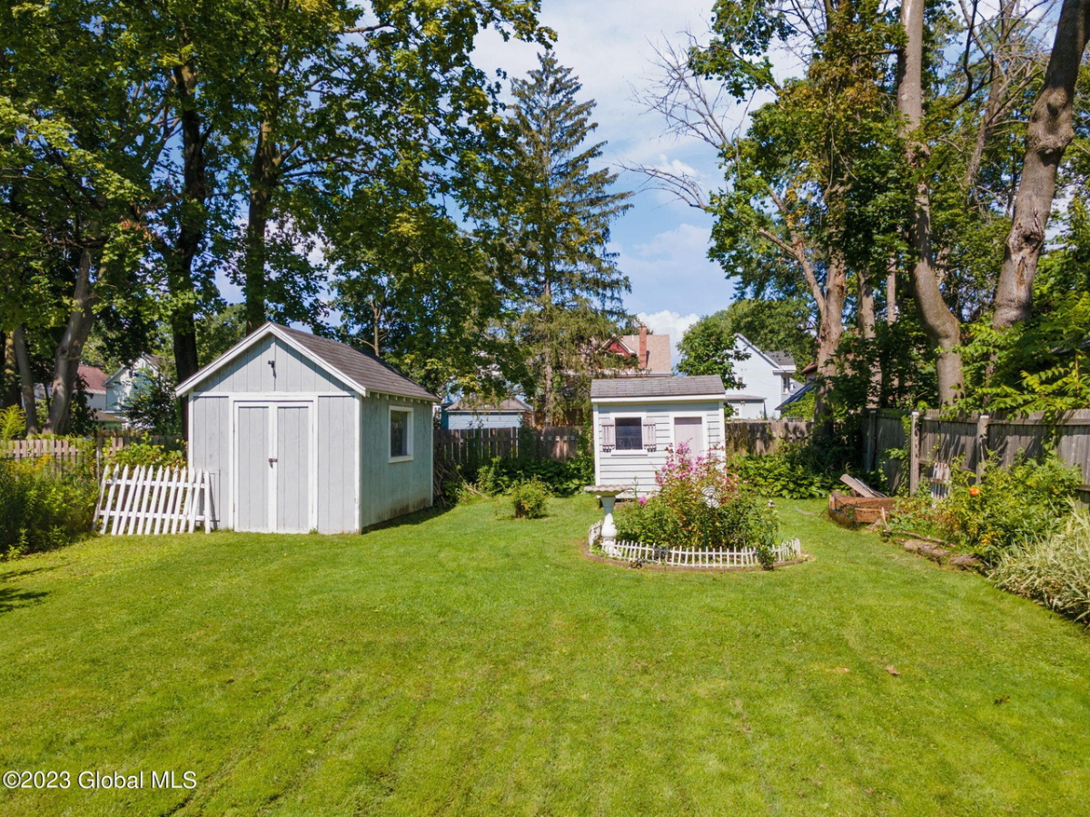 HUGE Victorian in Schenectady - 4 Bdrm/2 Bthrm, Pet Friendly Home - Photo 5