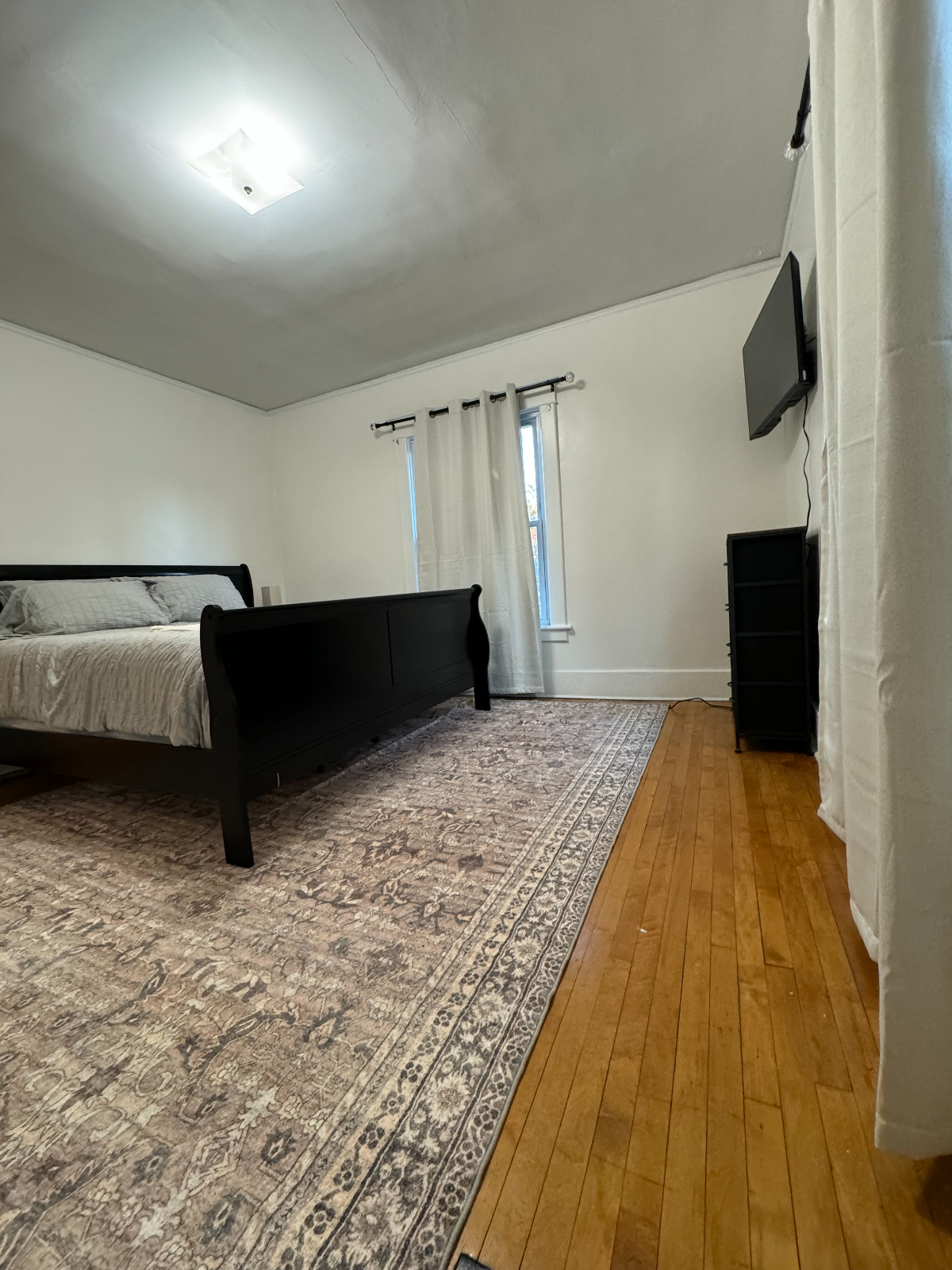 HUGE Victorian in Schenectady - 4 Bdrm/2 Bthrm, Pet Friendly Home - Photo 4
