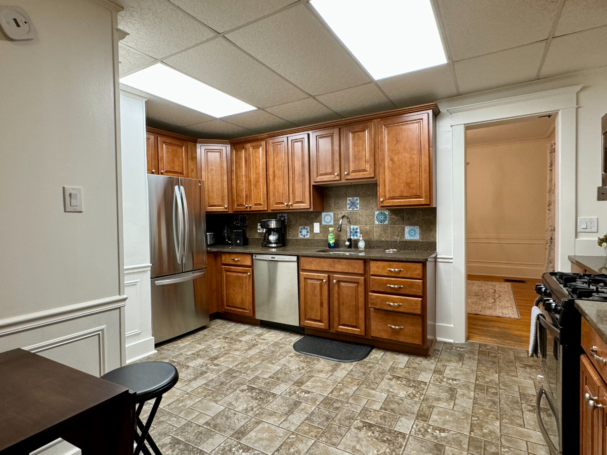 HUGE Victorian in Schenectady - 4 Bdrm/2 Bthrm, Pet Friendly Home - Photo 6