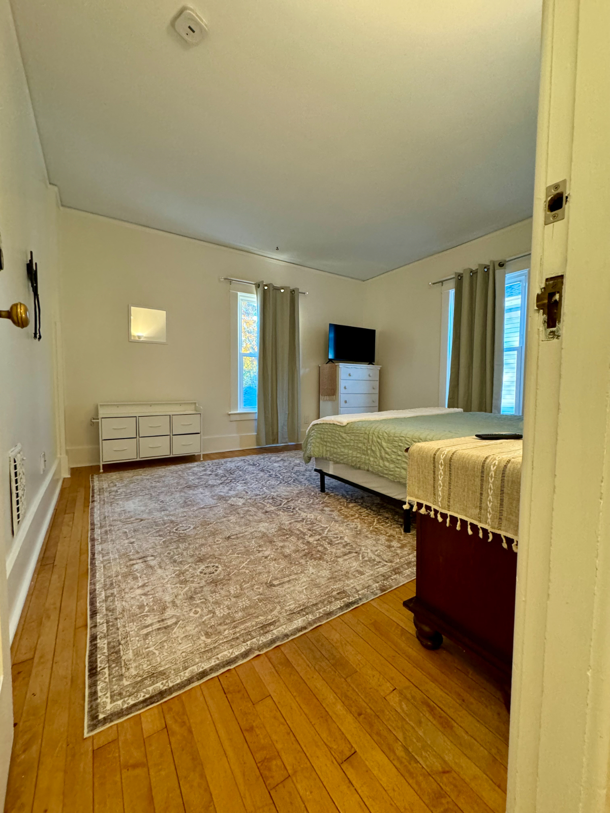 HUGE Victorian in Schenectady - 4 Bdrm/2 Bthrm, Pet Friendly Home - Photo 5