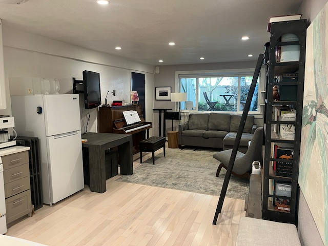 One-bd apt, central location near parks, shopping, and transit - Photo 3