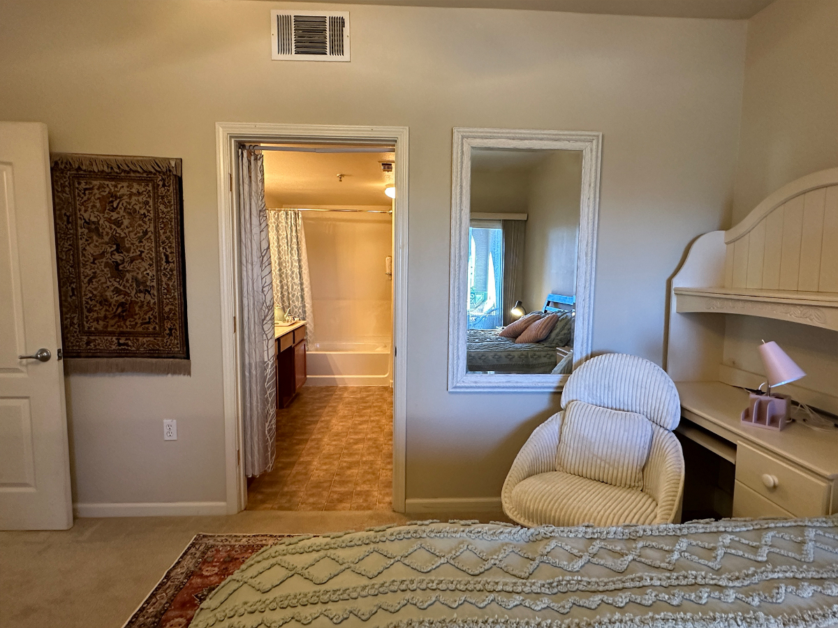 Fully Furnished Master Queen sized Bedroom with en-suite Bathroom & walk in closet - Photo 3