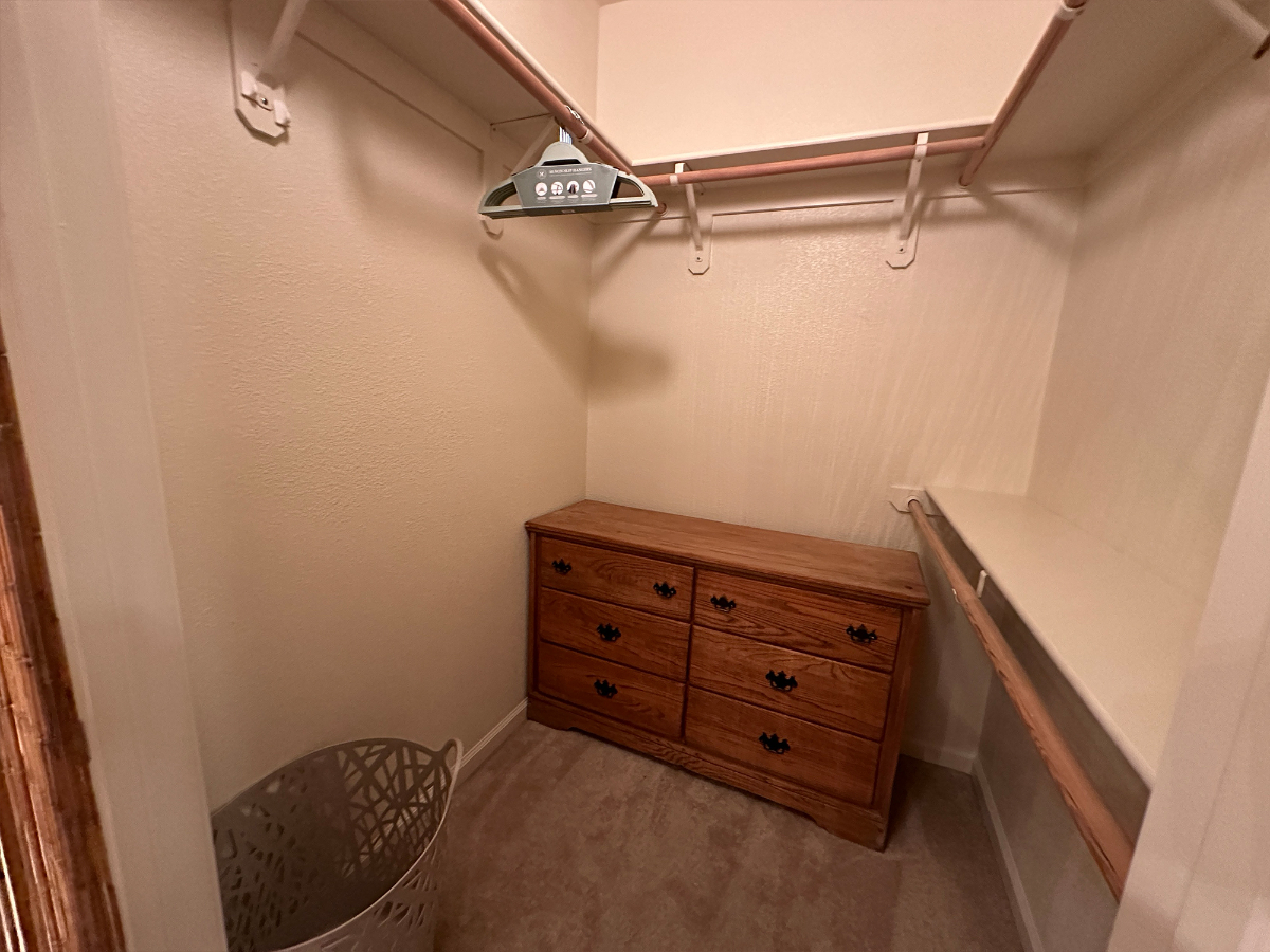 Fully Furnished Master Queen sized Bedroom with en-suite Bathroom & walk in closet - Photo 4