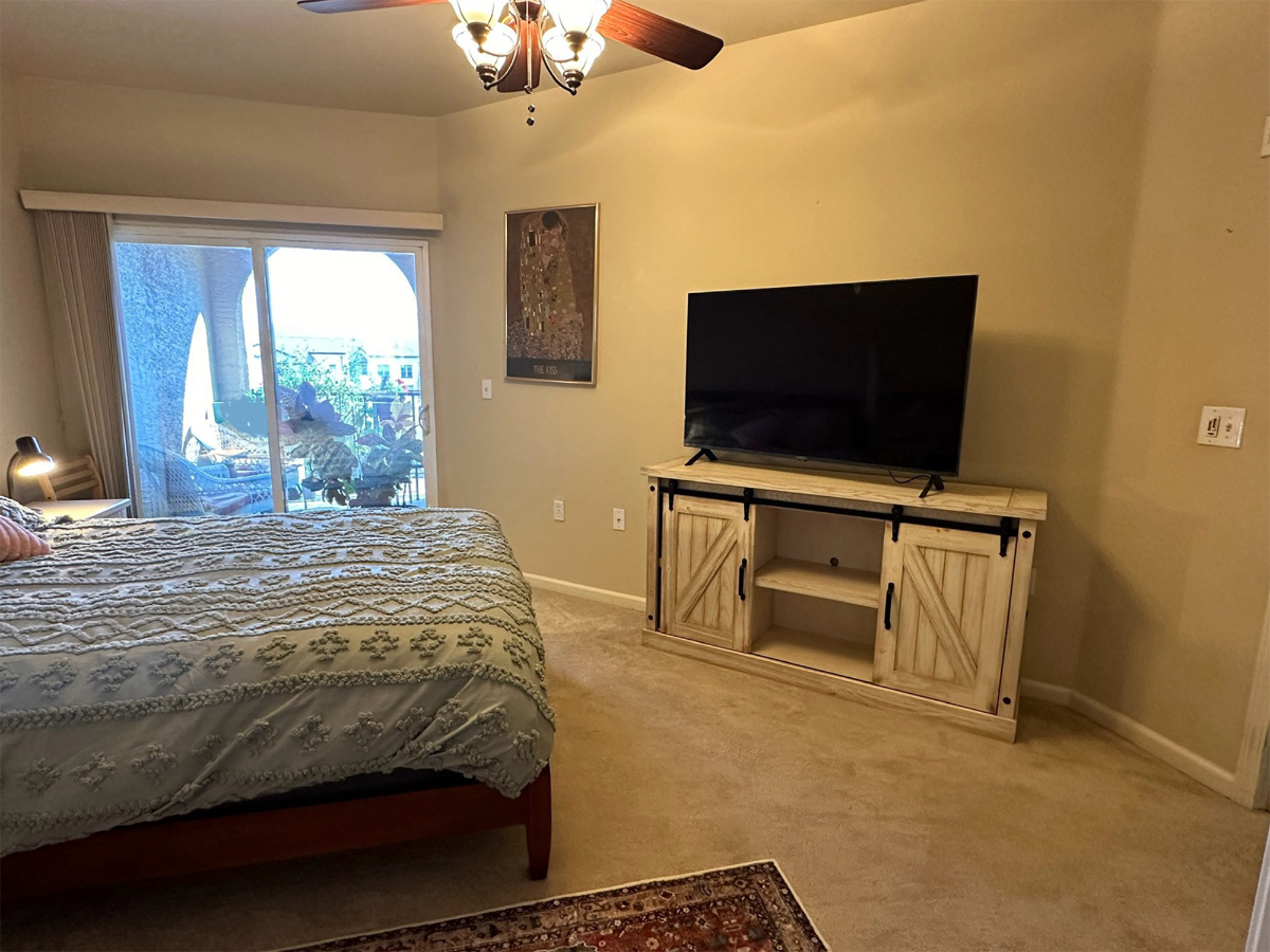 Fully Furnished Master Queen sized Bedroom with en-suite Bathroom & walk in closet - Photo 2