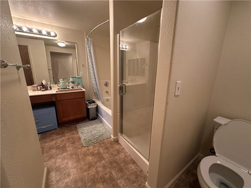 Fully Furnished Master Queen sized Bedroom with en-suite Bathroom & walk in closet - Photo 6