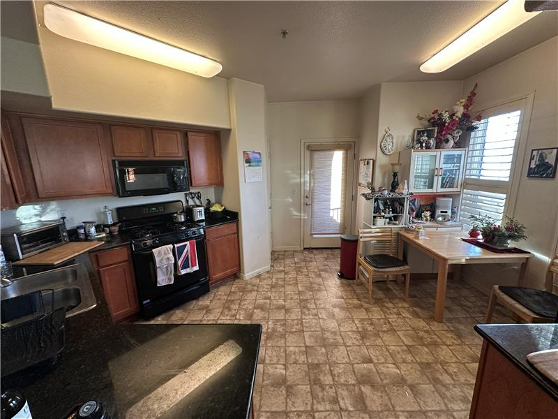 Fully Furnished Master Queen sized Bedroom with en-suite Bathroom & walk in closet - Photo 9