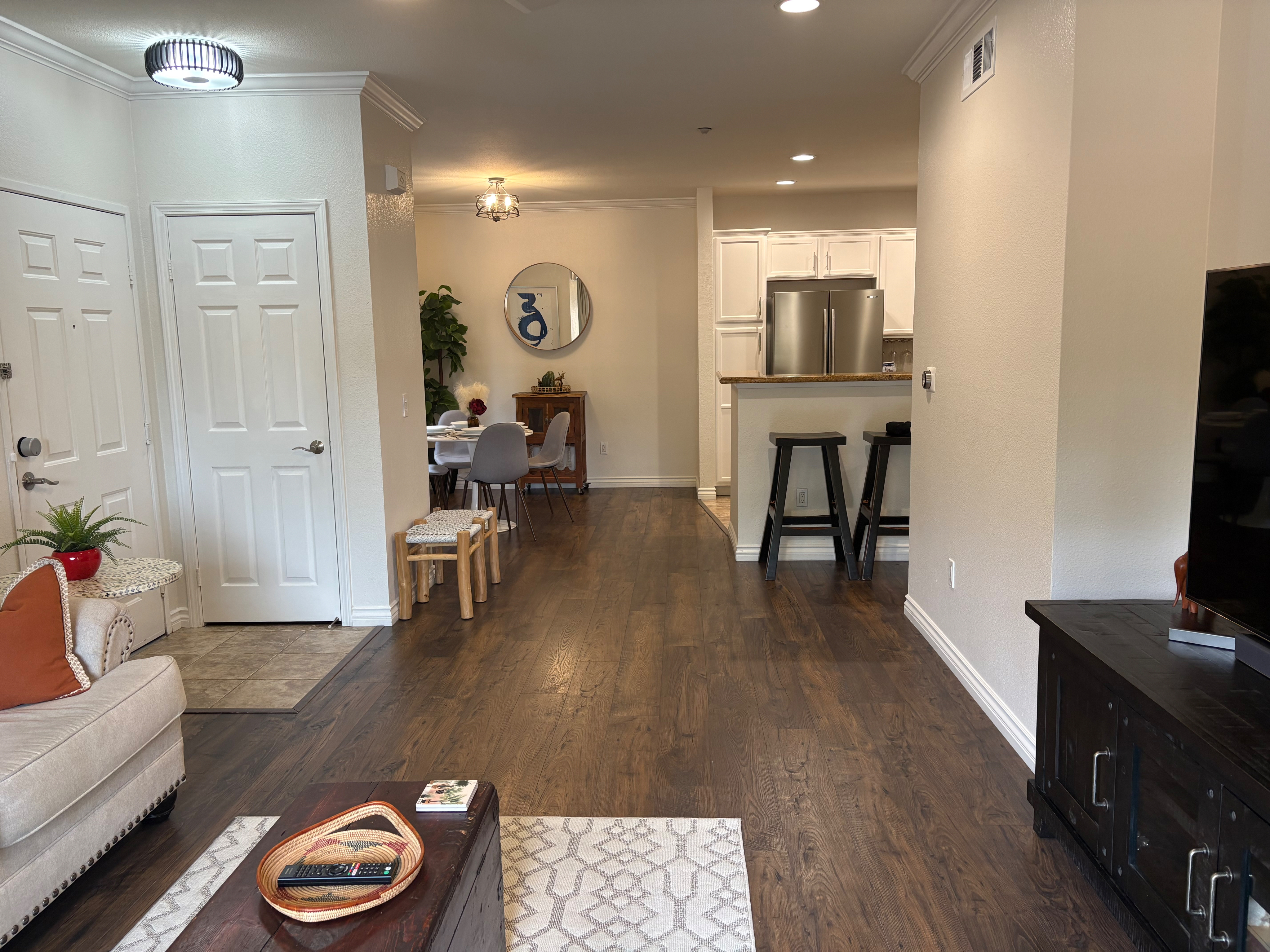 Trendy Upscale Neighborhood - Photo 2