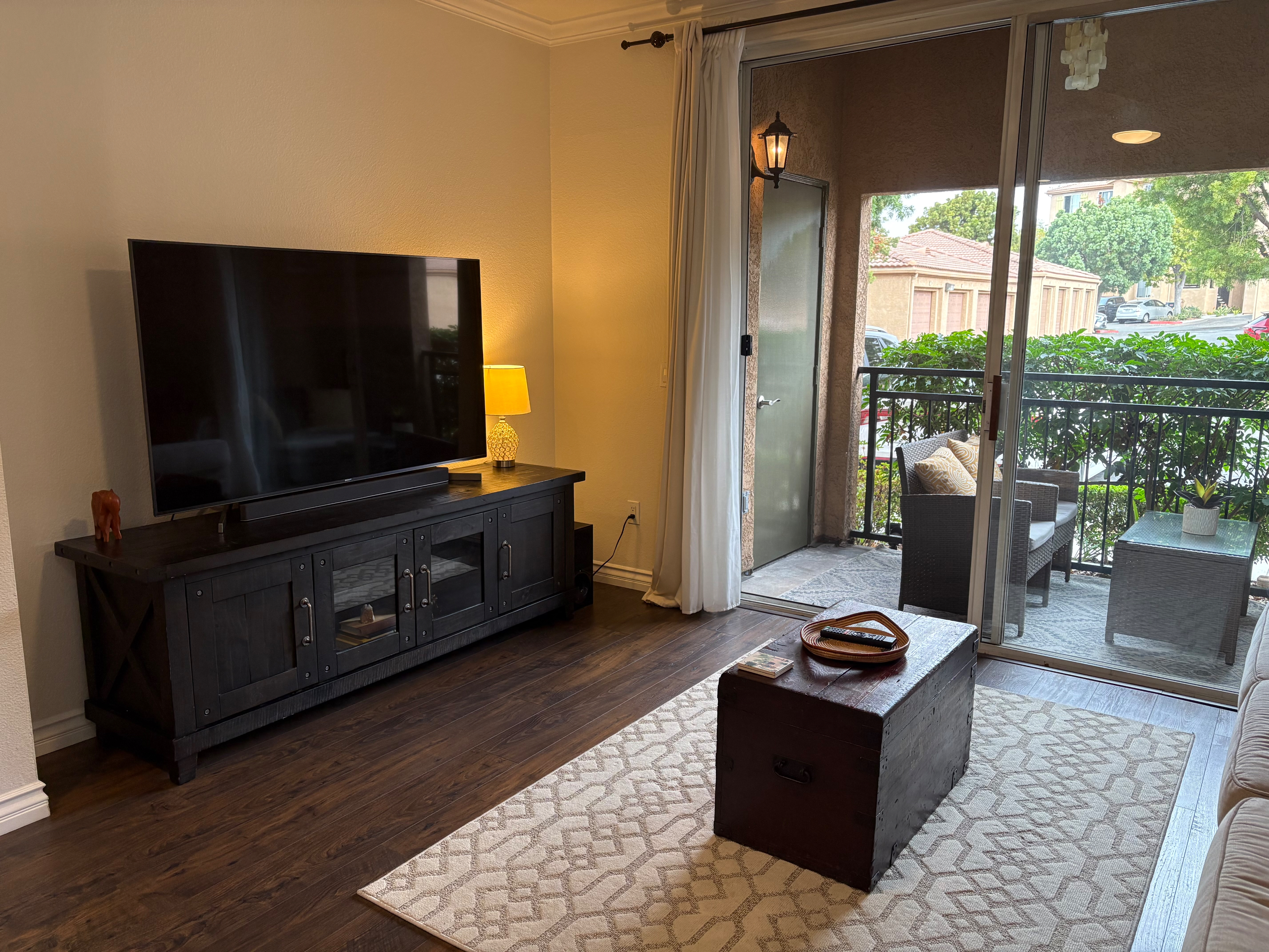 Trendy Upscale Neighborhood - Photo 4