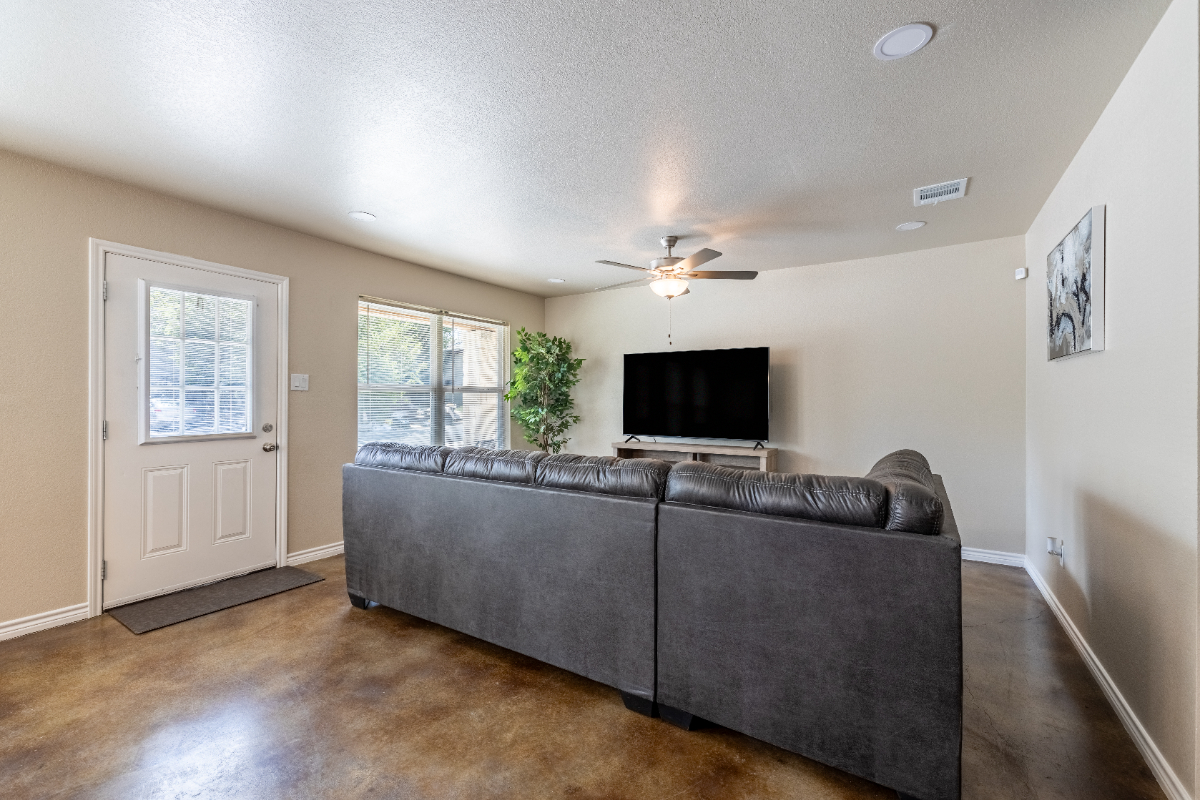 Bright and Inviting 3-Bedroom Apartment with All the Essentials and Outdoor Spaces - Photo 6