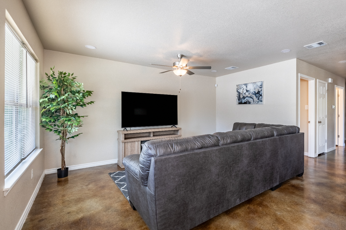 Bright and Inviting 3-Bedroom Apartment with All the Essentials and Outdoor Spaces - Photo 7