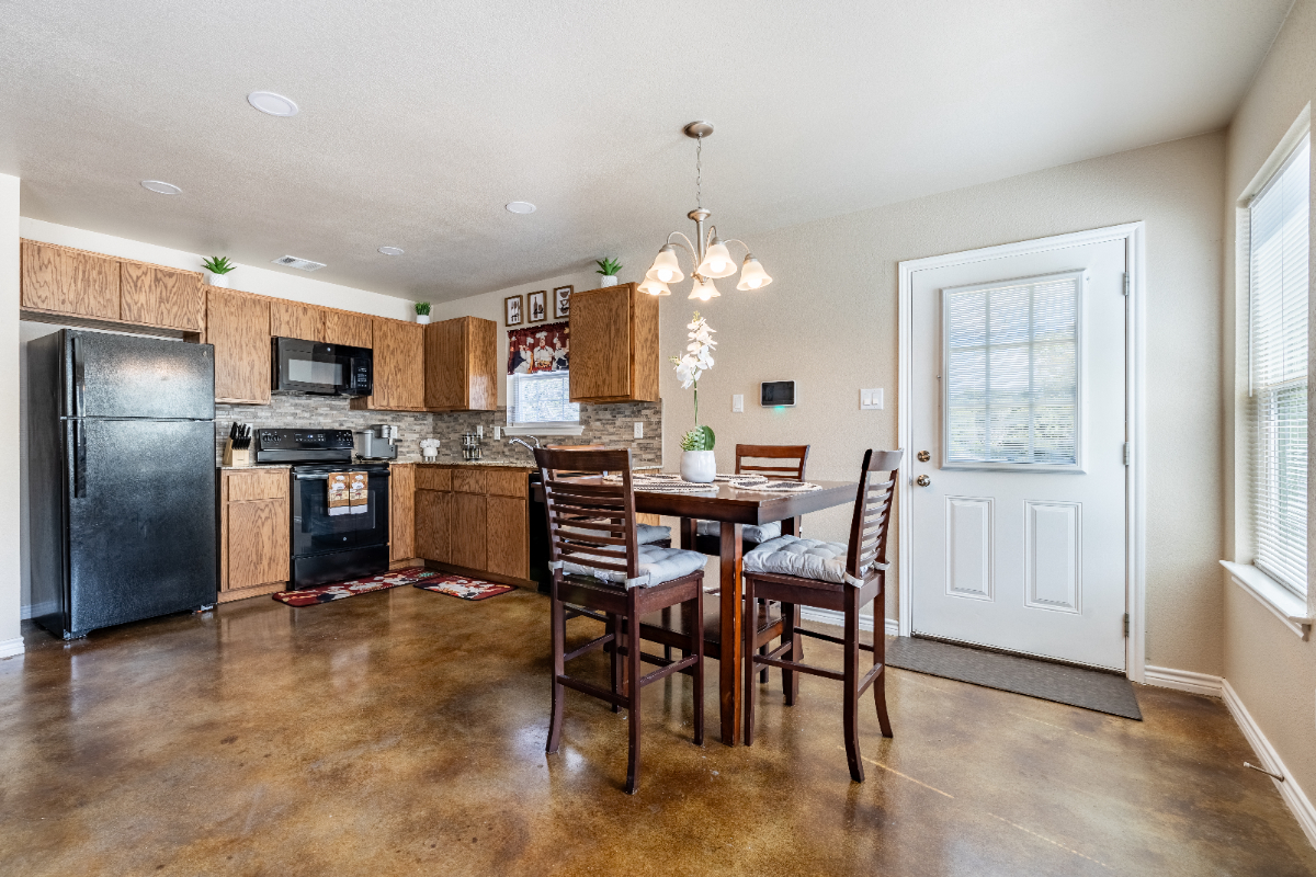 Bright and Inviting 3-Bedroom Apartment with All the Essentials and Outdoor Spaces - Photo 11