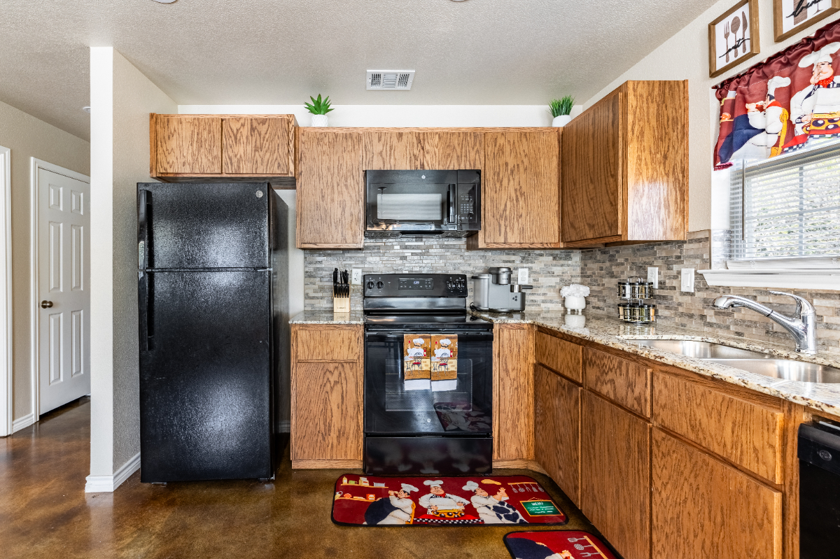 Bright and Inviting 3-Bedroom Apartment with All the Essentials and Outdoor Spaces - Photo 12